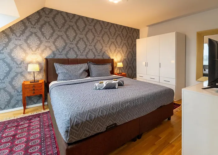 Apartment For 6 With Terrace & Air Conditioning Near Metro U3 *