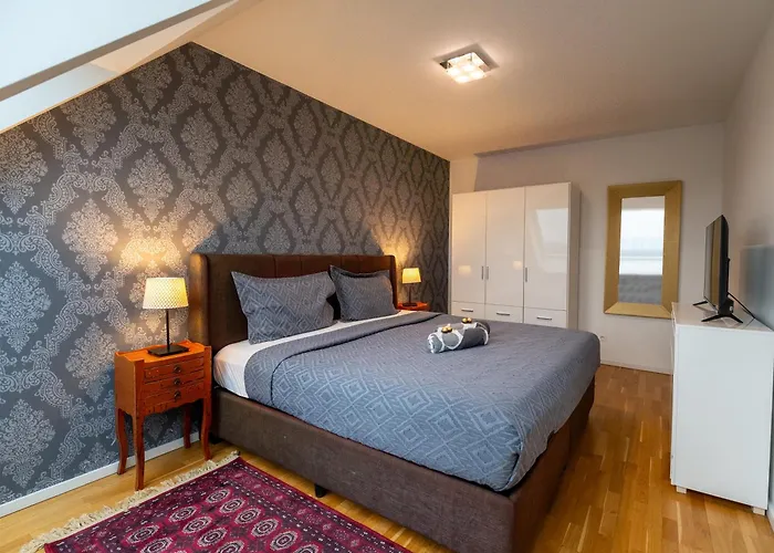 Apartment For 6 With Terrace & Air Conditioning Near Metro U3 *