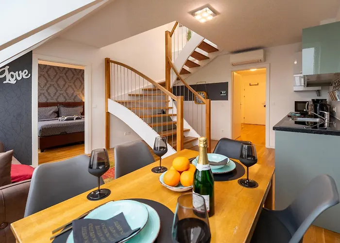 For 6 With Terrace & Air Conditioning Near Metro U3 *