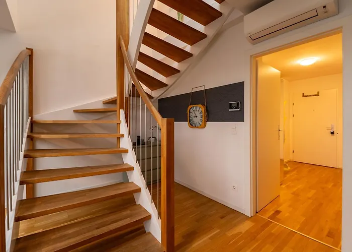 Apartmán Apartment For 6 With Terrace & Air Conditioning Near Metro U3