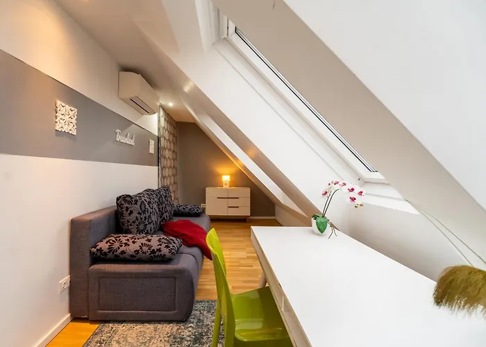 For 6 With Terrace & Air Conditioning Near Metro U3 Apartment